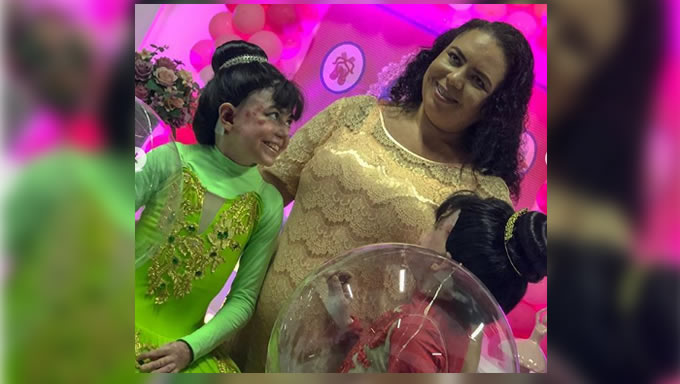   As gêmeas Maria Eduarda e Maria Heloísa completaram neste final de semana 13 anos de idade e em clima de bailarinas