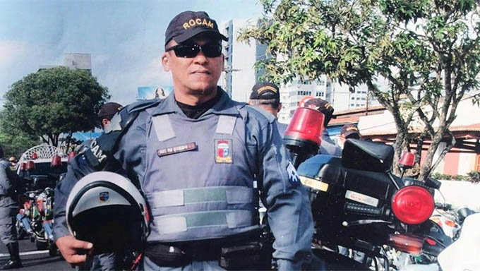   Sargento Quirino foi baleado na cabeça, quando saia de casa no início da manhã desta terça-feira, 26
