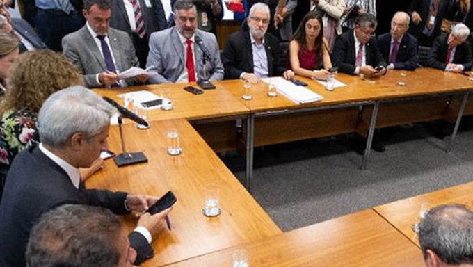   s partidos de oposição ao governo de Jair Bolsonaro se reuniram nesta terça-feira, 26, e divulgaram posicionamento conjunto sobre a proposta de Reforma da Previdência de Bolsonaro, a PEC 06/2019