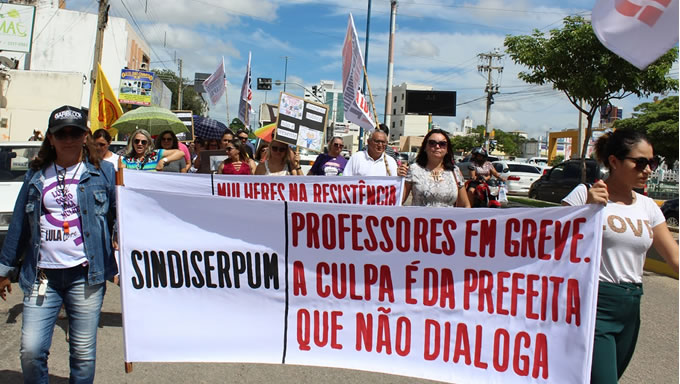   Depois de oito protocolos e 18 dias de greve, a prefeita Rosalba Ciarlini cede às pressões dos professores prejudicados com o reajuste dos salários abaixo do piso nacional