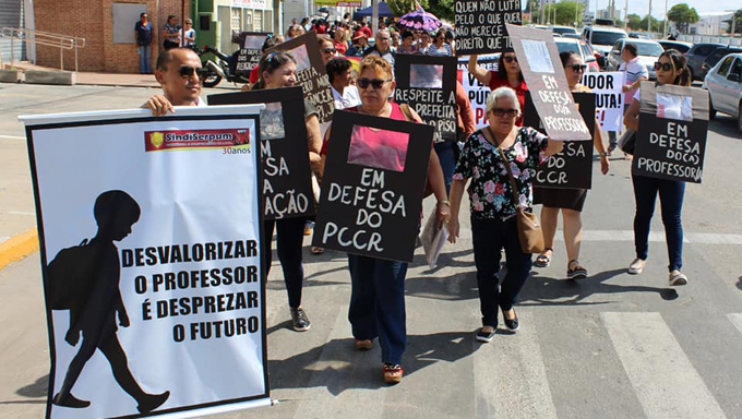   Os professores já estão em greve há 18 dias e mais de 5 mil alunos estão sem aula, devido a falta de diálogo da prefeitura.