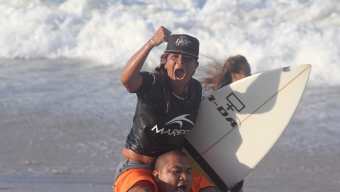   A campeã cearense de surfe Luzimara Souza, 23 anos, morreu enquanto surfarva no mar, na praia da Leste-Oeste, em Fortaleza, na manhã desta quarta-feira (27)