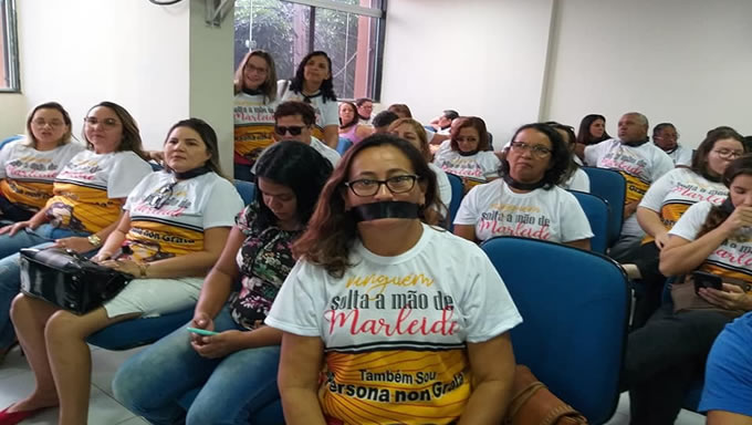   Durante sessão solene em homenagem à mulher, na manhã desta quinta-feira (28), na Câmara Municipal de Mossoró, além do grito de alerta para violência contra a mulher, um protesto teve destaque: Marleide Cunha, preisdente do Sindiserpum, se fez presente através dos protestos das mulheres na solenidade em homenagem a elas