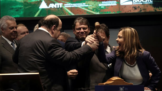 Imagem 1 -  O governo federal leiloou na tarde de hoje (27) a Ferrovia Norte-Sul (FNS). A concessionária Rumo S.A foi a vencedora, representada pela corretora Santander, que ofertou R$ 2,719 bilhões pelo trecho de 1.537 quilômetros, que vai de Estrela d’Oeste (SP) a Porto Nacional (TO)