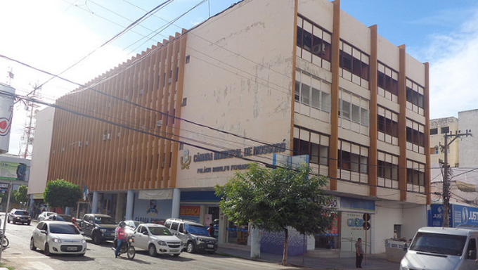   A data cumpre o prazo legal de 30 dias corridos, entre o último aviso da licitação e a tomada de preços.