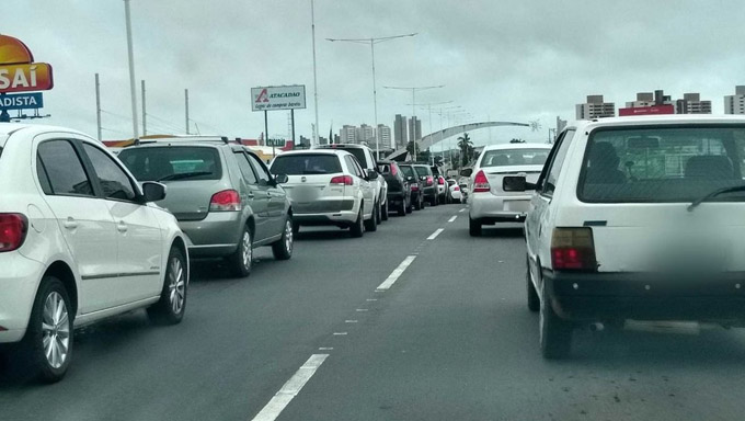   Proprietários de veículos só conseguem receber o documento do carro após o pagamento de todas as taxas.