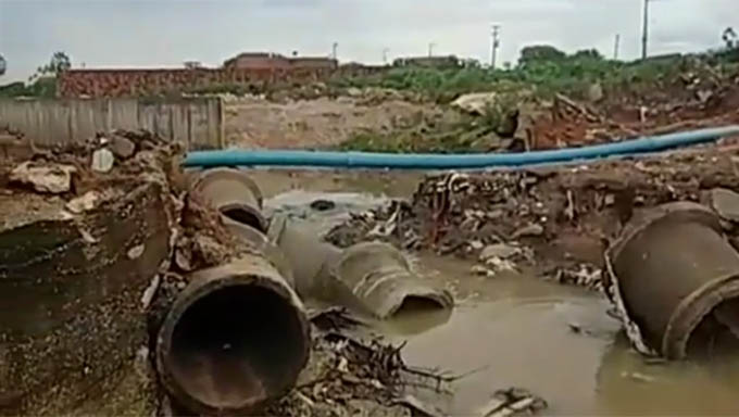   OBRA concluída há poucos dias pela Prefeitura de Mossoro foi levada pela correnteza de uma chuva de 70 mm no Santa Helena, zona Norte de Mossoro