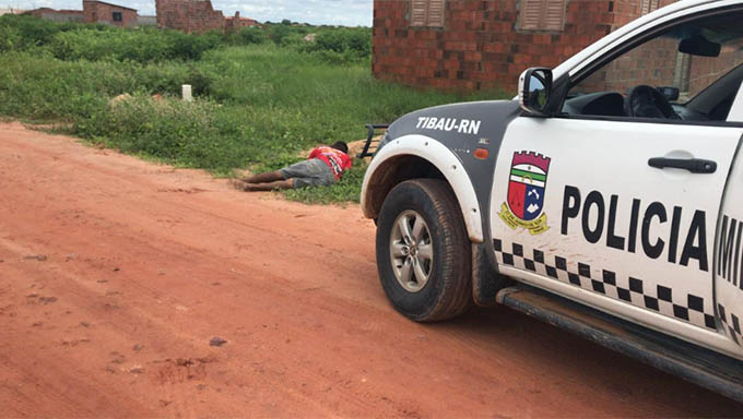   Vítima foi encontrada com marcas de tiros pelo corpo e na cabeça no Loteamento Nova Tibabu, já quase na divisa com o Ceará