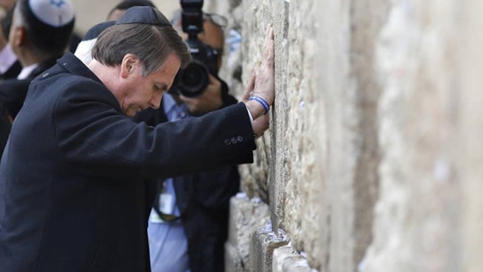   O Hamas, organização palestina que controla a Faixa de Gaza, condenou nesta segunda-feira, a visita do presidente Jair Bolsonaro a Israel. Em nota, o grupo afirmou que a viagem não apenas contradiz a histórica atitude do povo brasileiro de apoio à causa palestina, mas também viola leis internacionais