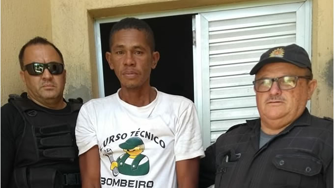   Policiais civis da Delegacia Municipal de Areia Branca em conjunto com a Polícia Militar prenderam em flagrante, na manhã desta terça-feira (2), Antônio Marcos dos Santos Acioly, pela prática do crime de homicídio contra o seu companheiro Damião Felipe de Lima, no município de Porto do Mangue