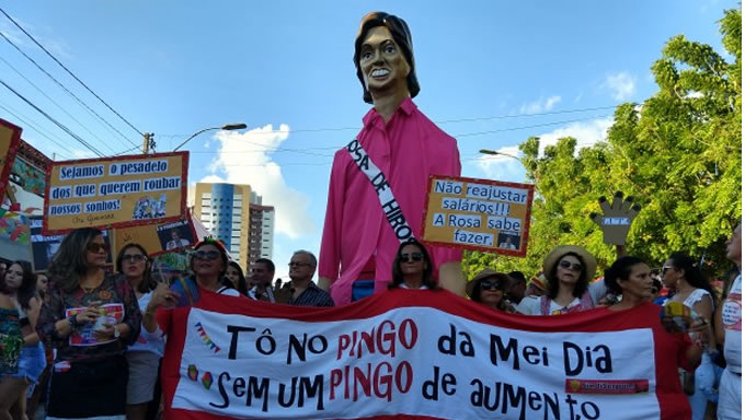   Em assembleia na manhã desta terça-feira (2), os professores municipais reafirmaram a continuidade da greve que já atinge 25 dias. Além do acordo para a sequência da greve, foi elaborado um calendário com as atividades desta semana e a volta da boneca “Rosa de Hiroshima”, em alusão à prefeita Rosalba Ciarlini, que estreou nas ruas durante “O Pingo do Mei Dia”