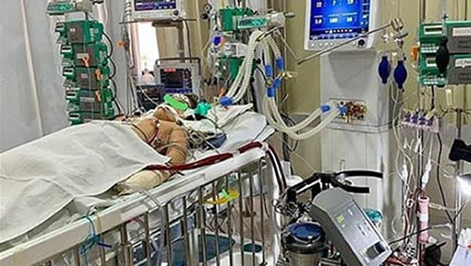 Imagem 1 -  Menina Bruna está sendo mantida viva por aparelhos, que ajudam a oxigenar o corpo, enquanto a burocracia impede que os médicos incluam o nome dela na lista de espera por transplante na Central Nacional de Transplantes.