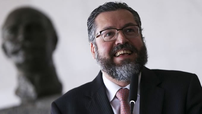   Um movimento de dissidentes ganha força nos bastidores e diplomatas espalhados em diferentes partes do mundo se mobilizam contra o ministro das Relações Exteriores do Brasil, Ernesto Araújo