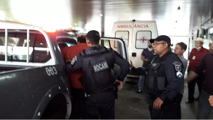   Um homem armado invadiu um restaurante em Lagoa Nova, na Zona Sul de Natal, e atirou contra um empresário que estava almoçando com o filho e o enteado no estabelecimento
