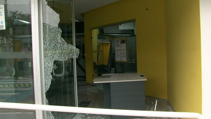   A polícia ainda não confirmou se os assaltantes conseguiram levar dinheiro dos bancos.