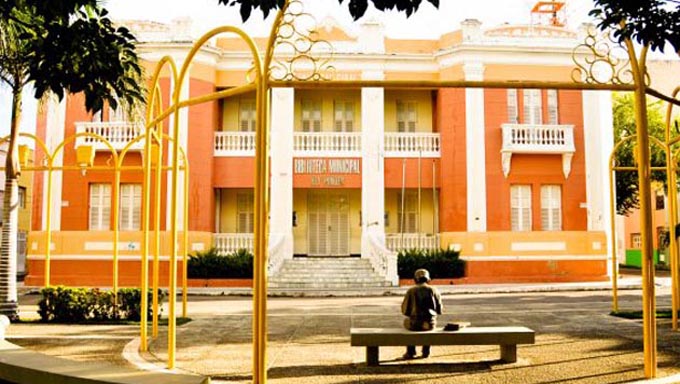   A Biblioteca Pública Municipal de Mossoró foi oficialmente criada no dia 05 de abril de 1948, como cumprimento de promessa de campanha de Dix-sept Rosado.