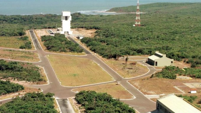   O acesso à Base de Alcântara, no Maranhão, será controlado pelos Estados Unidos. O acordo assinado com o governo brasileiro prevê a criação de "áreas restritas", onde serão manipuladas as tecnologias norte-americanas. Somente pessoas autorizadas pelo governo estadunidense poderão entrar nessas áreas