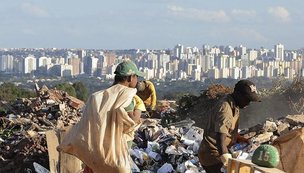   Relatório do Banco Mundial revela que percentual de brasileiros que viviam com menos de US$ 5,50 por dia passou de 17,9% para 21%, ou seja, a pobreza no Brasil subiu três pontos porcentuais entre 2014 e 2017. Mais 7,3 milhões de brasileiros passaram a viver com até US$ 5,50 por dia no período
