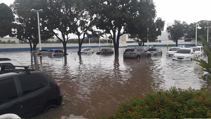   As chuvas desta sexta-feira (5) repetem o mesmo filme. Em Mossoró, os transtornos das chuvas atingiram as principais ruas e avenidas da cidade por falta de drenagem. No estacionamento do Diocesano, os  carros estão boiando, assim como ficaram também na Rua José Damião, na Avenida Diocesana, no cruzamento da Diocesana com Amaro Duarte