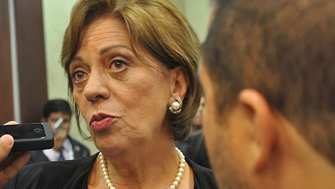   A prefeita Rosalba Ciarlini decidiu, de forma deliberada, cortar o ponto dos professores em greve. Em um vídeo institucional veiculado nas emissoras de TV a Prefeitura de Mossoró, anunciou a medida que chega como retaliação à categoria que anunciou protesto para esta sexta-feira (5)