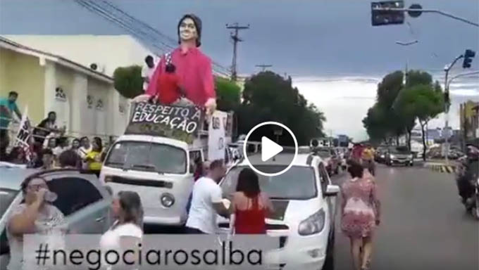   Professores usaram a boneca Rosa de Hiroshina em protesto pelo reajuste no percentual aprovado pelo Ministério da Educação, em Brasília