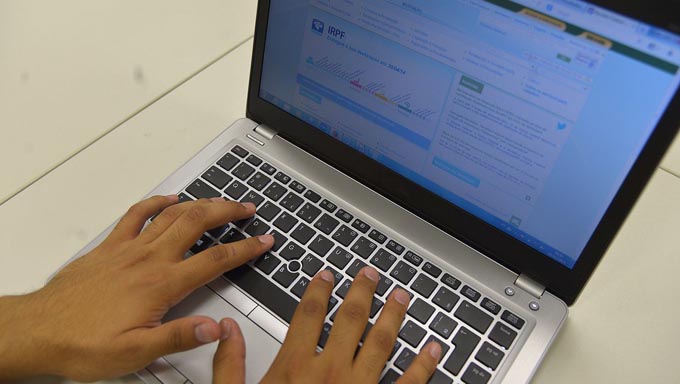   A consulta já pode ser feita pelo site da Receita Federal ou pelo Receitafone 146.