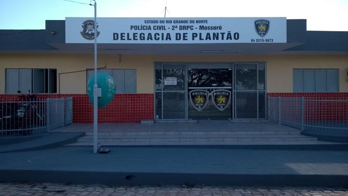   Uma moto roubada foi encontrada na residência e entregue na DP de Plantão.