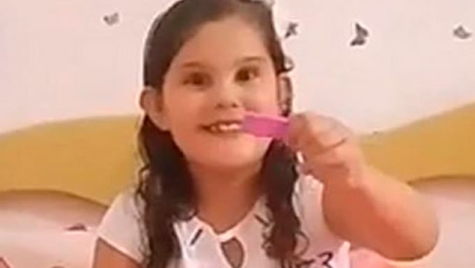   A menina Brunna Silveira Lopes, que morreu por complicações cardíacas, em Recife, será enterrada às 16h desta segunda-feira (8), no cemitério de Serrinha. O velório está ocorrendo desde as 10h, na cidade natal da criança