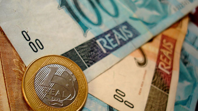   O Governo do Estado inicia pagamento de salários dos servidores públicos no dia 15 de abril, com o repasse dos salários de quem recebe até R$ 5 mil e também aos funcionários da área de Segurança Pública