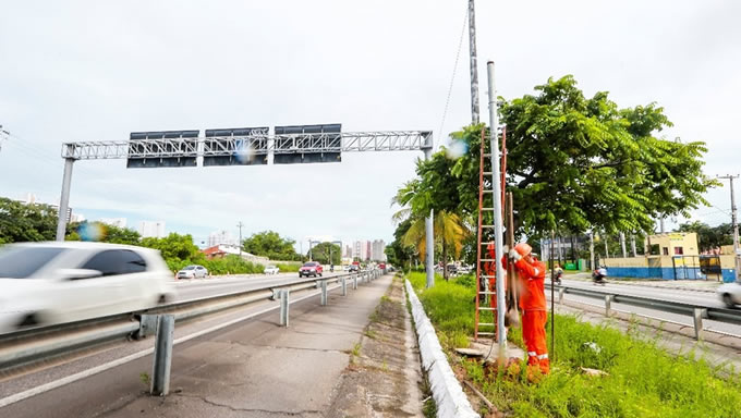   O Departamento Nacional de Infraestrutura de Transportes (Dnit) iniciou a retirada dos fotossensores das estradas federais do Ceará. Na tarde desta segunda-feira (8), técnicos a serviço do órgão removeram os radares fixos que ficavam na rodovia BR-116