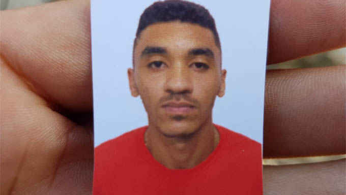 Imagem 1 -  Vítima havia saído para comprar pão no início da manhã e quando chegou na calçada de casa foi surpreendido pelos atiradores que fugiram em duas motocicletas