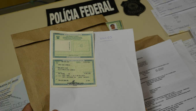   PF apreendeu com os suspeitos documentos em branco e outros já prontos para serem usados em golpes