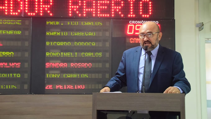   A reclamação de mossoroenses sobre as altas cobranças de taxa de recolhimento de lixo, anexada ao Imposto Predial e Territorial Urbano (IPTU) chegou ao debate no plenário da Câmara de Mossoró. Um dos que mais criticaram a cobrança da Prefeitura de Mossoró foi o vereador Raério Cabeça