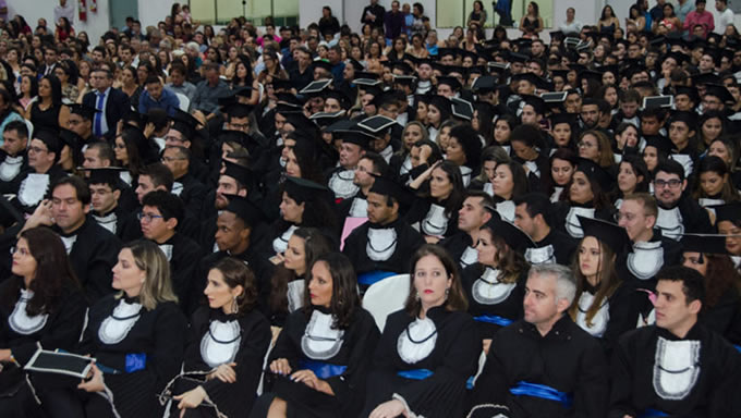   Mais de 2.600 pessoas entre familiares e amigos lotaram o auditório do Centro de Exposições de Mossoró Eneás Negreiros – Expocenter, para acompanhar a cerimônia de Colação de Grau do semestre letivo de 2018.2 na Universidade Federal Rural do Semi-Árido (UFERSA)