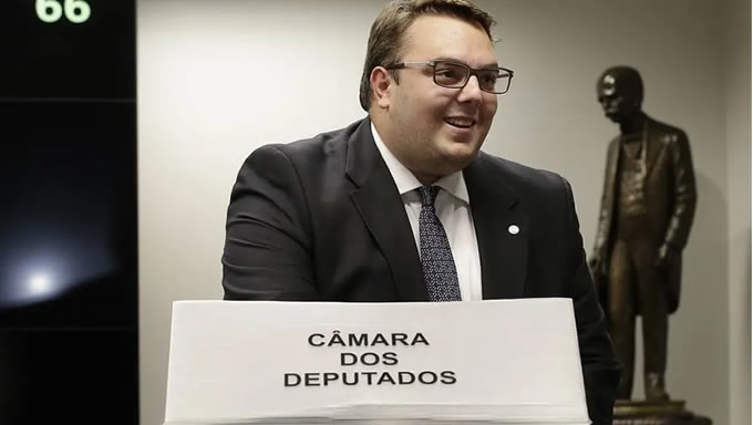   Um novo tumulto entre oposição e governistas toma conta da sessão da Comissão de Constituição e Justiça (CCJ) que discute a reforma da Previdência. Depois de o presidente da CCJ, deputado Felipe Franscischini (PFL-PR), indeferir novo pedido dos oposicionistas para adiar a leitura do relatório da proposta da reforma a gritaria se instalou.