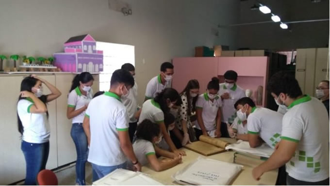   O Museu Histórico Lauro da Escóssia recebeu no último mês de abril, mais de 500 visitantes. De acordo com o diretor do local, Asclépius Saraiva, o equipamento possui dois tipos de visitantes: os que agendam de forma antecipada, que foram em março 441 pessoas e os sem agendamento, que foram 112