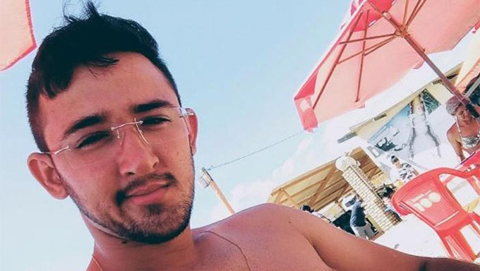   O motorista de aplicativo (Uber), Nivan Lucas, foi encontrado morto com tiros na cabeça dentro de um Gol vermelho, no final da tarde desta quarta-feira (10), na região da Alameda dos Cajueiros, em Mossoró.