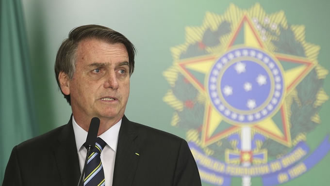   O presidente Jair Bolsonaro assinou nesta manhã vários instrumentos de mudanças e novas políticas para o país, que fazem parte das ações de 100 dias de governo, celebrados nesta quinta (11) em cerimônia no Palácio do Planalto