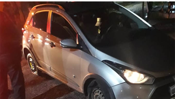 Imagem 1 -  HB usado pela quadrilha para fazer arrastão em residência perto do SAMU; Veículo ficou com perfurações após troca de tiros entre assaltantes e policiais no Abolição I