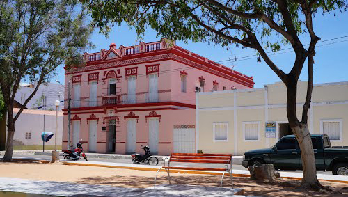   Ambas as cidades estão disponibilizando vagas para nível médio e superior.