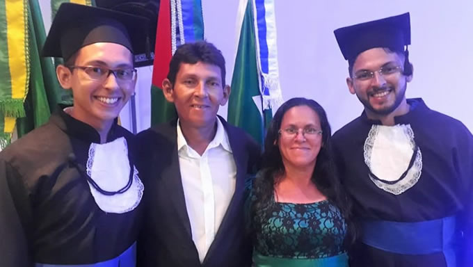   Seu Nailton e dona Dominga na colação de grau dos dois filhos, que se formaram juntos em Ciência e Tecnologia da Ufersa Caraúbas. A solenidade de Colação de Grau da Ufersa Caraúbas diplomou 93 concluintes dos cursos de graduação de Bacharelado em Ciência e Tecnologia (Integral e Noturno), Letras Libras, Letras Inglês, e as engenharias Elétrica, Civil e Mecânica, na noite desta quarta-feira, dia 10 de abril