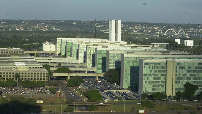   Passado um mês do decreto presidencial que extinguiu 21 mil cargos comissionados, funções e gratificações da esfera federal, o governo Jair Bolsonaro anunciou o fim de 13.231 vagas