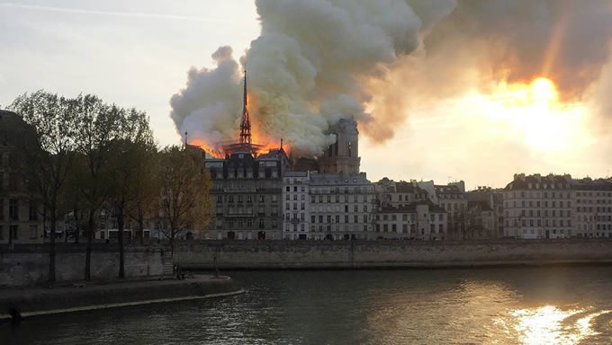   Diante das chamas que consomem a catedral de Notre Dame em Paris , um porta-voz da igreja afirmou nesta segunda-feira que "não restará nada" da sua estrutura interior feita de madeira. Em poucos minutos, as chamas consumiram todo o telhado e a torre do monumento, levando-os abaixo