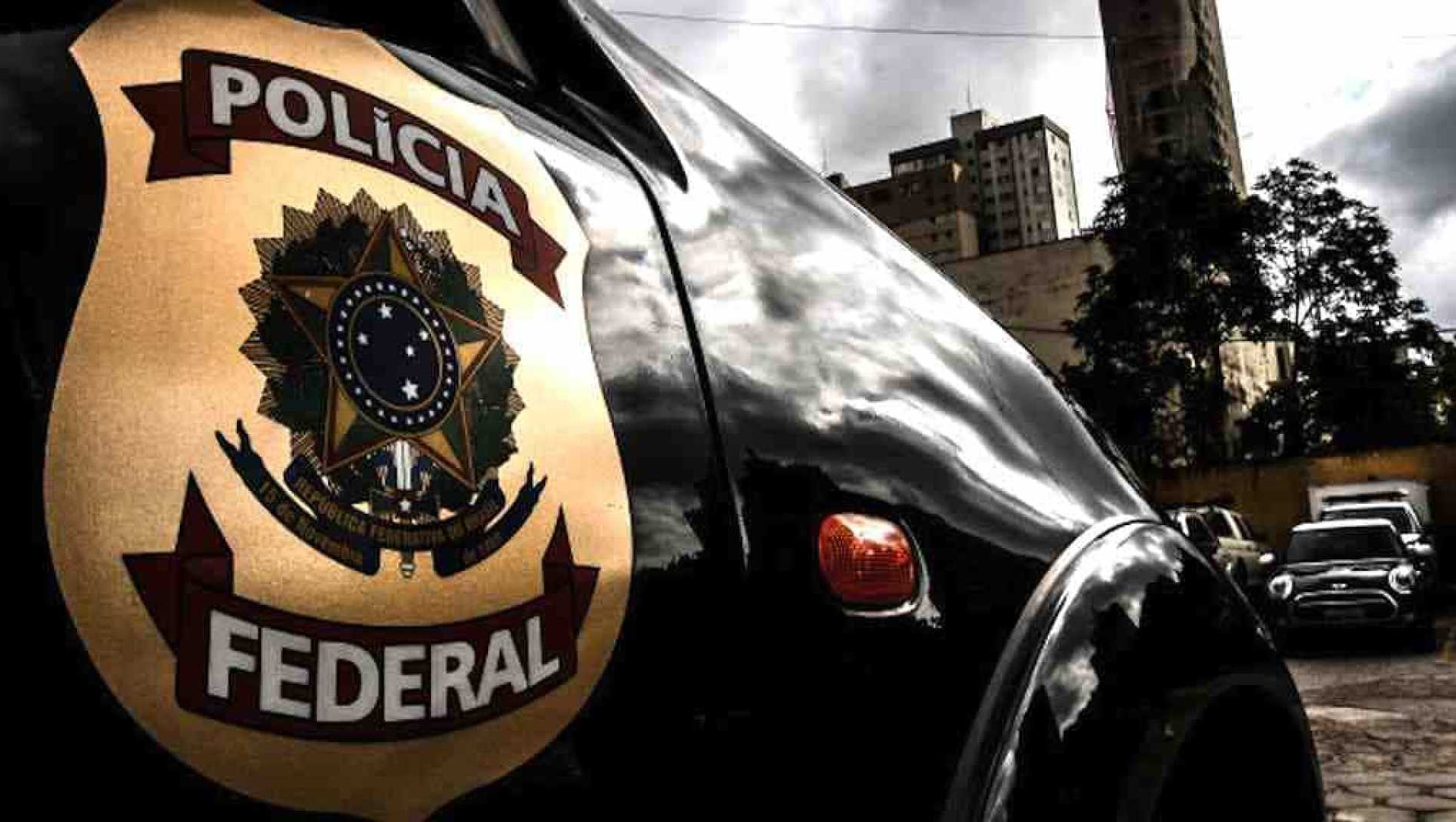   Policiais federais revistam residência de um cidadão conhecido por Sérgio do Molho, em Pau dos Ferros, onde também prenderam o comerciante Charles das Motos