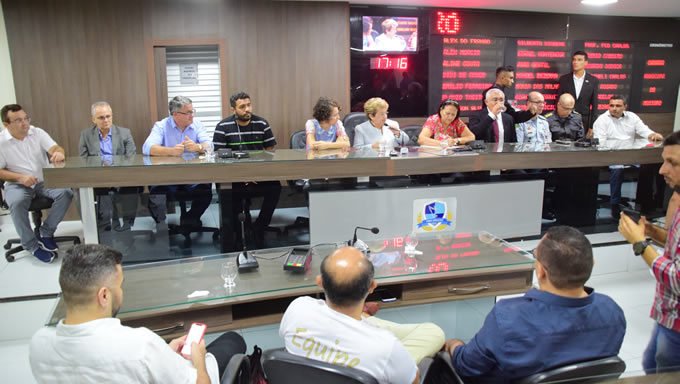   Em reunião com prefeitos e vereadores de Mossoró, Grossos e Tibau, na Câmara Municipal de Mossoró, no final da tarde desta segunda-feira (15), a governadora Fátima Bezerra (PT) reforçou a articulação dos três municípios pelo funcionamento mais efetivo do Posto 2 (P2) da Polícia Rodoviária Federal (PRF), no trecho da BR-304 Mossoró-Fortaleza (CE)