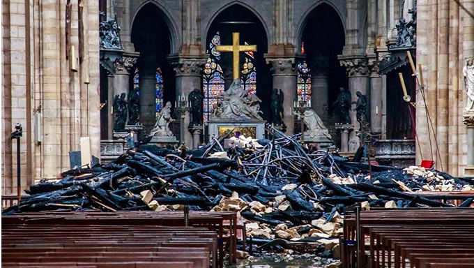   A Catedral de Notre-Dame permanece estruturalmente sólida após o incêndio de grandes proporções que atingiu a igreja na noite de segunda-feira e durou cerca de 13 horas. As chamas destruíram a base de madeira do teto de mais de cem metros de comprimento, assim como o pináculo (a flecha) de 93 metros de altura, um dos símbolos de Paris e a torre mais alta do edifício