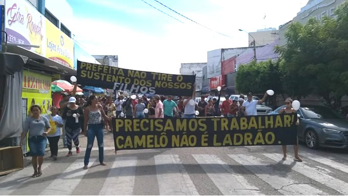   Temendo serem retirados do Centro da cidade sem receber uma alternativa, os ambulantes de Mossoró realizaram protesto na manhã desta terça-feira, 16