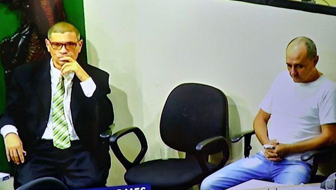 Imagem 1 -  Gilson Neudo, de terno, continua na cadeia, por ter condenação por tráfico de drogas, enquanto que Lailson Lopes vai poder recorrer da sentença em liberdade