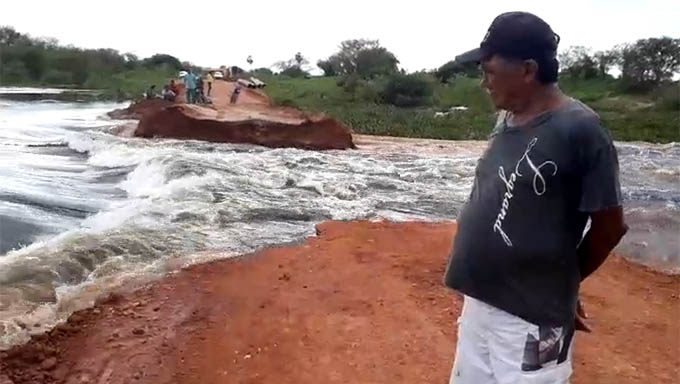   Barramento no Piranhas/Açu permite que a CAERN capte água para abastecer as cidades de Pendências, Macau e Guamaré, se rompeu na manhã desta quarta-feira (17), deixando isolado também trabalhadores de salinas, fazendas de camarão e de criação de gado no Delta do Piranhas/Açu