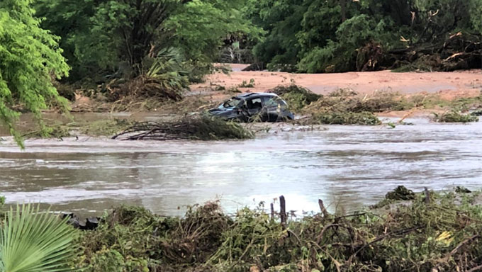   Enxurrada destruiu a rodovia, levou uma ponte e um carro com duas pessoas dentro. Os dois foram resgatados e veículo encontrado na manhã deste domingo, 21